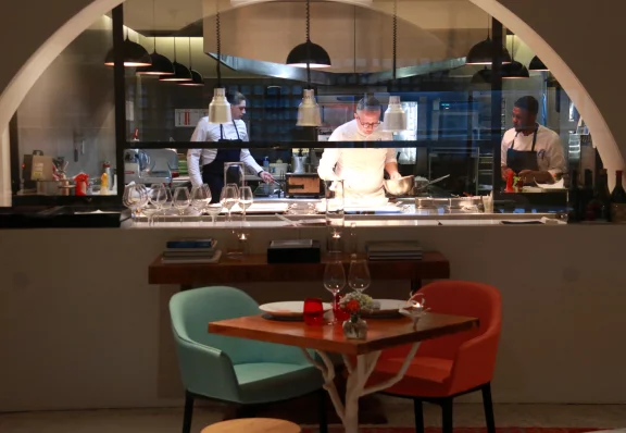 La cuisine ouverte sur le restaurant.