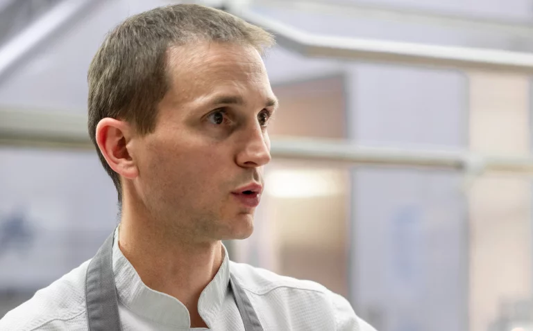 Le chef, Romain Barthe en cuisine.