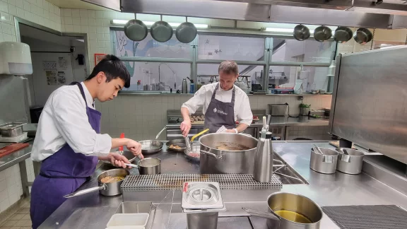Le chef avec un apprenti japonnais.