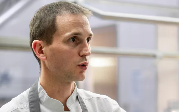 Le chef, Romain Barthe en cuisine.