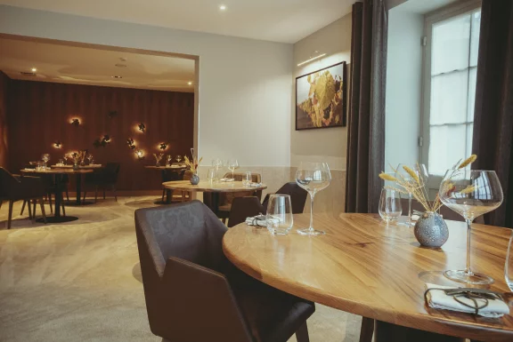 La salle de restaurant cosy et chic de l'auberge.