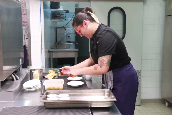 La chilienne, Paulina Hernandez seconde Romain Barthe en cuisine.