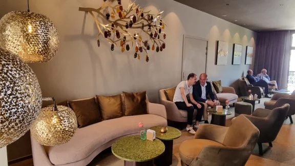 Le salon avec ses tables en verre de champagne.