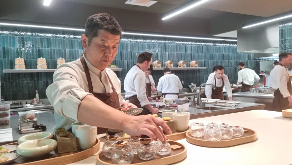 La cuisine ouverte avec son comptoir en craie.