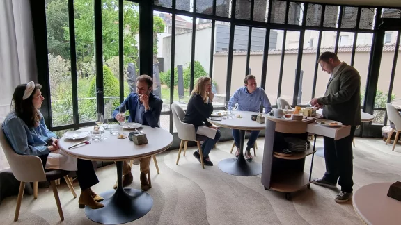 La salle est prolongée par une verrière donnant sur le jardin. Le restaurant compte 35 couverts.