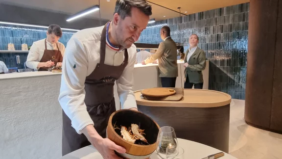 Les queues de homard fumées dans un petit tonneau avec des sarments de vigne.
