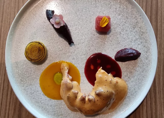 Queue de homard, betterave confite et en coulis, gel de citron, coulis de mangue...