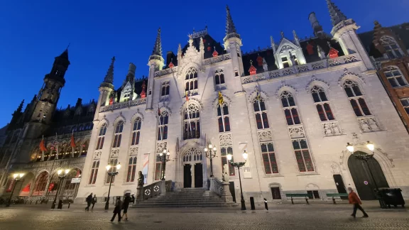 Le palais provincial entre chien et loup.