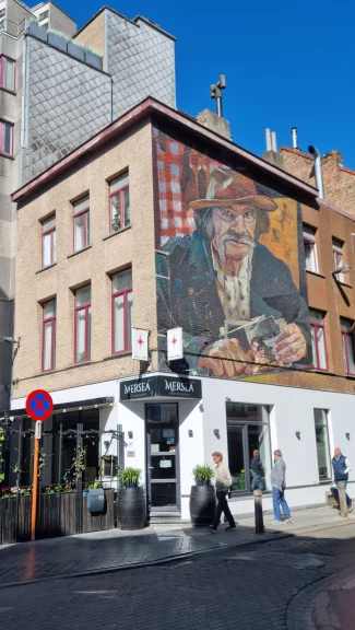 L'une des oeuvres de Case Macclaim sur le mur d'un café d'Ostende.