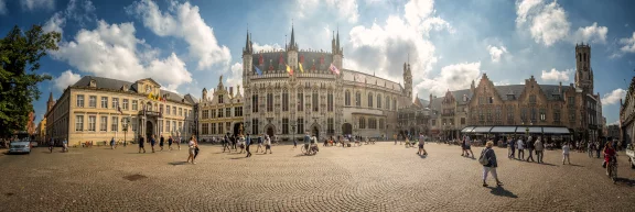 La place du bourg, un livre d'architecture. Photo Jandarthet.