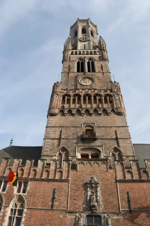 Le Beffroi haut de 83 mètres compte 366 marches.