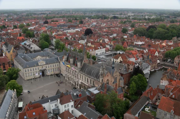 La place du bourg vue depuis le haut du beffroi.