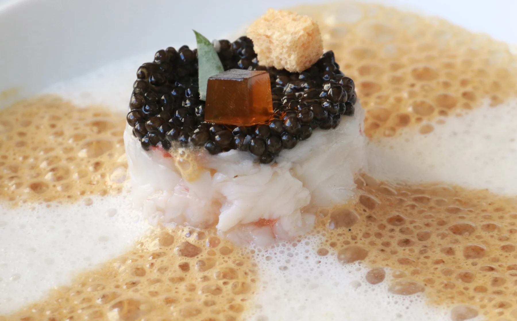 Le homard chaud-froid avec son caviar d'Aquitaine est l'un des plats emblématiques du chef, Bruno Poiré.