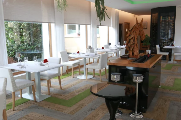 De larges baies vitrées ceinturent la salle du restaurant.