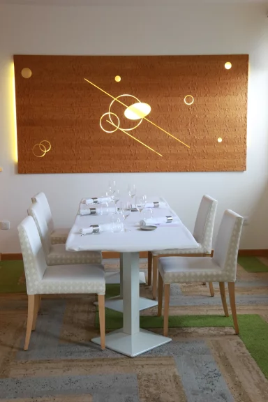 La salle de restaurant affiche une décoration très contemporaine.