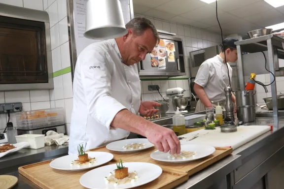 Le chef, Bruno Poiré en cuisine.