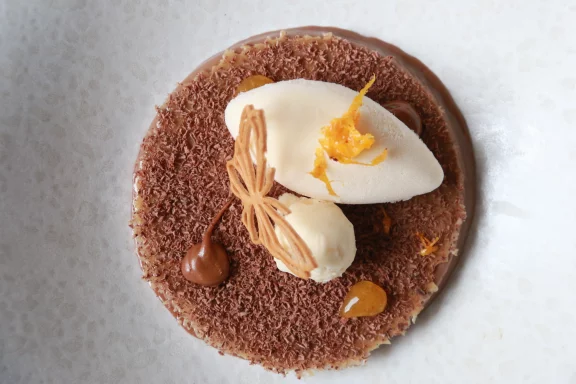 Ganache chocolat avec sa crème glacée au vieux rhum.