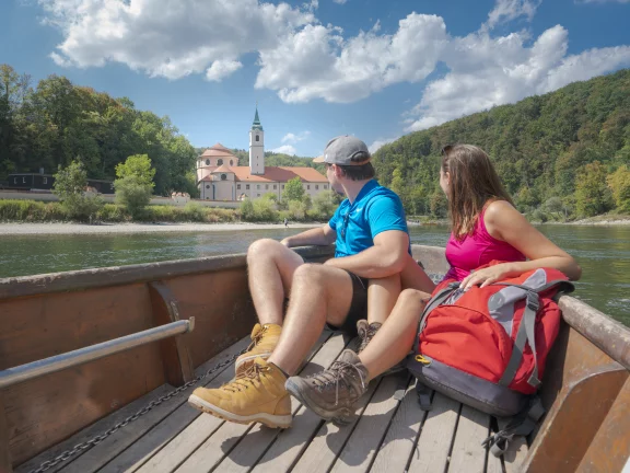 Traversée du Danube en barque pour rejoindre l'abbaye de Weltenburg ©Dietmar Denger