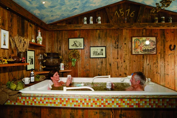 Parmi les soins proposés dans les thermes Limes, un bain au houblon.