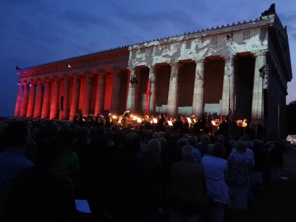 Sons et lumières au Walhalla.