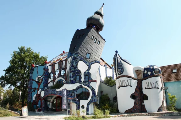 La maison de l'art dédiée à Hundertwasser jouxte la brasserie.