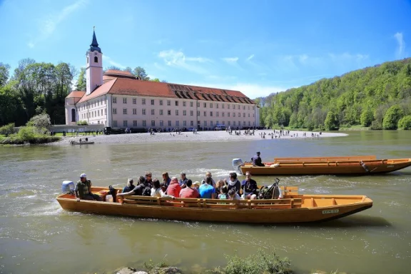 C'est dans ces barques typiques que l'on traverse le Danube pour rejoindre l'abbaye. ©Tourismusverband Kelheim, photo Rainer Schneck