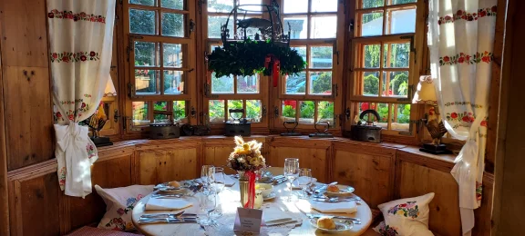 Plusieurs restaurants accueillent les clients. Ici le "Dorfstuben", à la décoration régionale, tout comme son au menu.