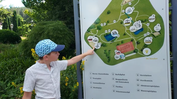 Un terrain de jeux d'aventure et un parc forestier attendent les enfants.