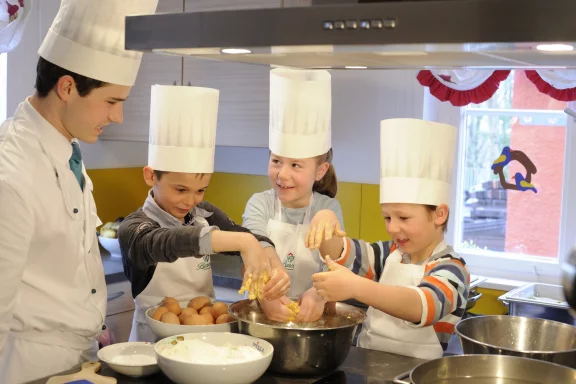 Un vaste programme d'activités est proposé aux enfants, même des cours de cuisine.