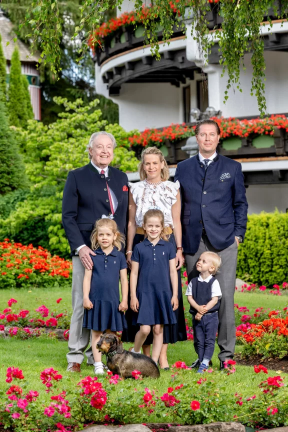 Hermann Bareiss, Britta et Hannes, les enfants Hanna, Heidi, Henning et leur chien Quastl.