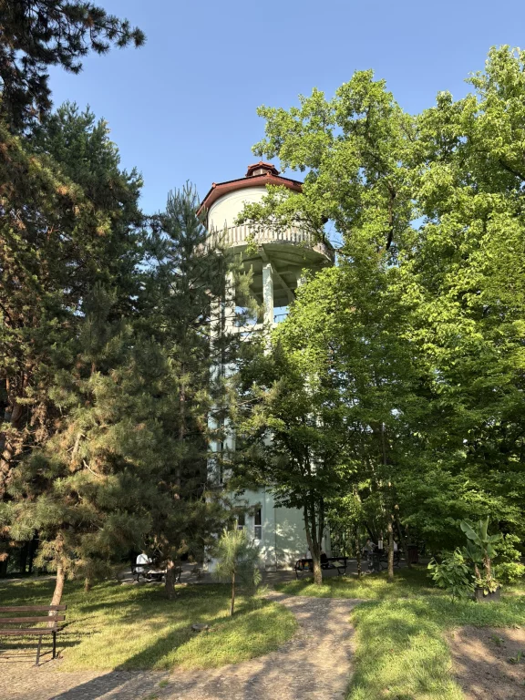 Le Jardin botanique: château d'eau et tour d'observation