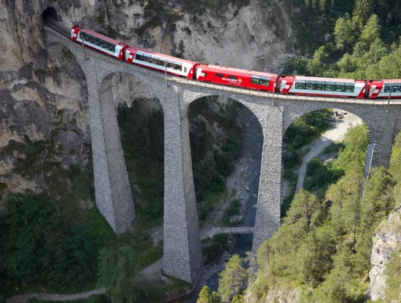 Le glacier Express sur le viaduc de Landwasser.