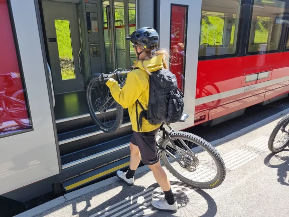 Montée dans les train avec les vélos.