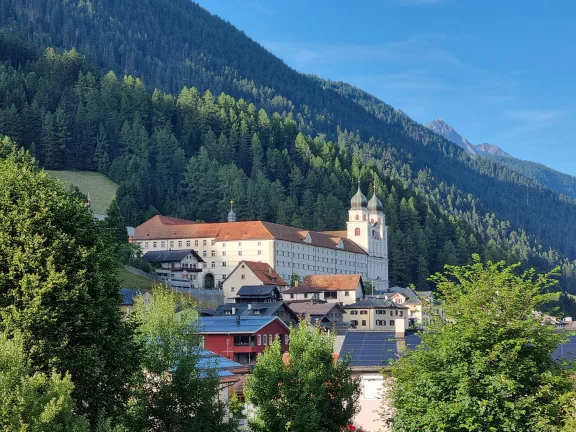 Le monastére de Disentis est encore occupé par 21 moines. Des chambres y sont dédiées à l'hôtellerie.