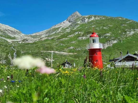 Le plus haut phare d'Europe au col de l'Oberalp, non loin de la source du Rhin.