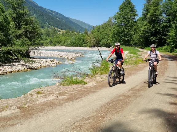En pédalant le long du Rhône.