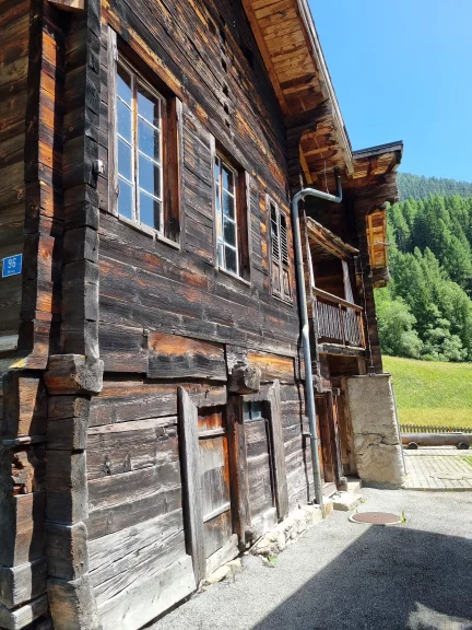 Vieilles maisons en bois dans un village du Valais.