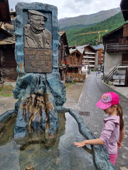 La fontaine en hommage à Ulrich Inderbinen qui a gravi le Cervin à 371 reprises.