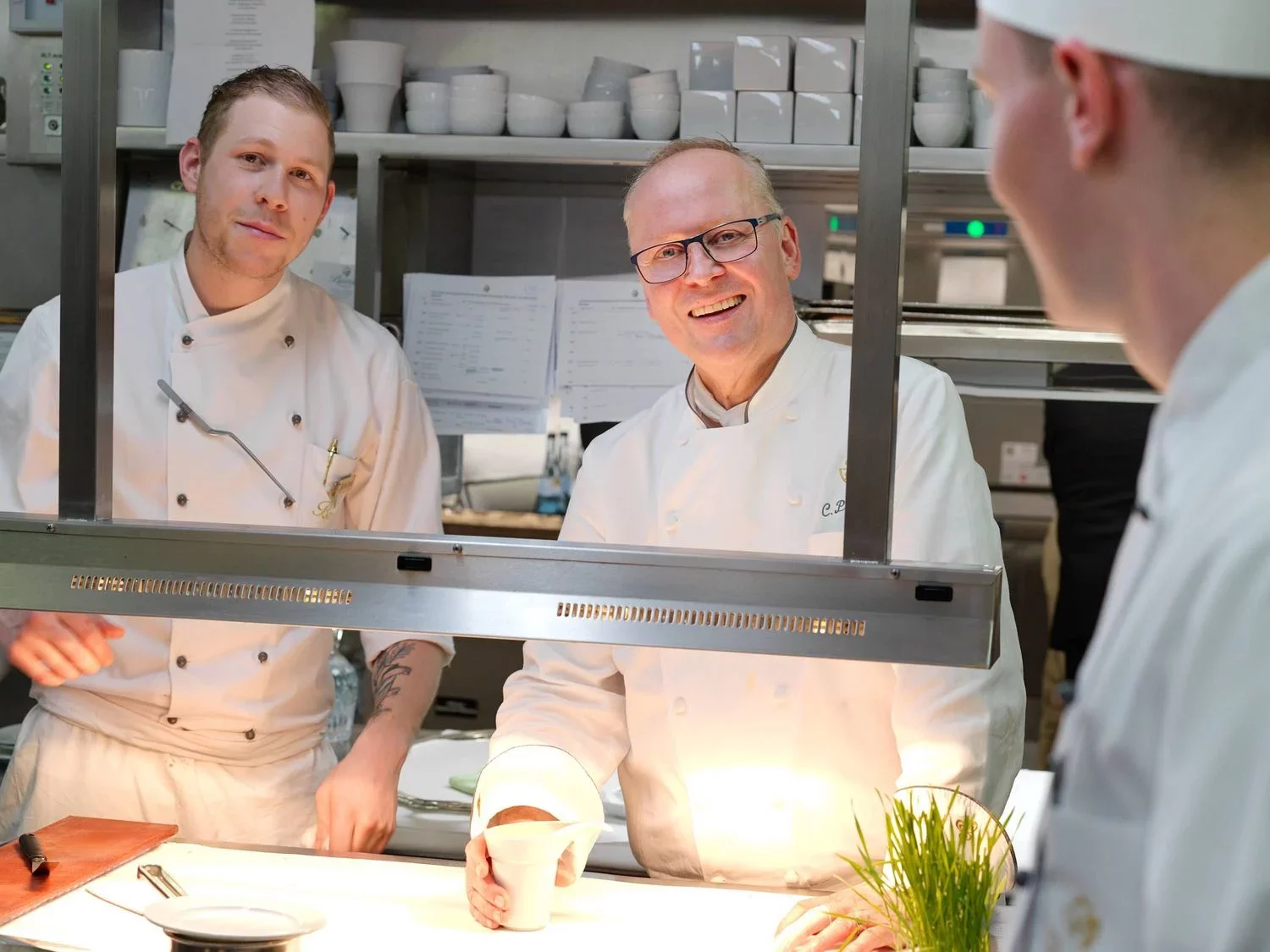 Claus-Peter Lumpp partage sa vision de la gastronomie avec son équipe, formant au fil des années de nombreux chefs aujourd’hui reconnus à leur tour.