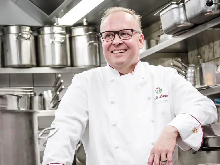 Claus-Peter Lumpp incarne une certaine idée de la haute gastronomie. Une cuisine française traditionnelle, maîtrisée avec rigueur, précision et émotion.