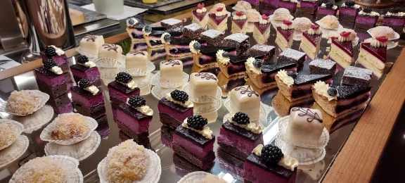Irrésistible, le buffet de desserts de la demi-pension de l'hôtel Bareiss.