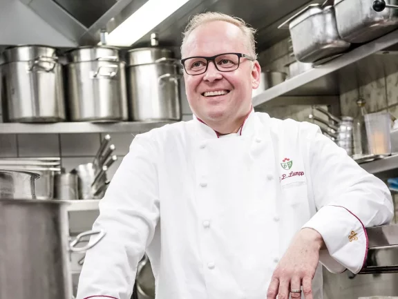 Claus-Peter Lumpp incarne une certaine idée de la haute gastronomie. Une cuisine française traditionnelle, maîtrisée avec rigueur, précision et émotion. 