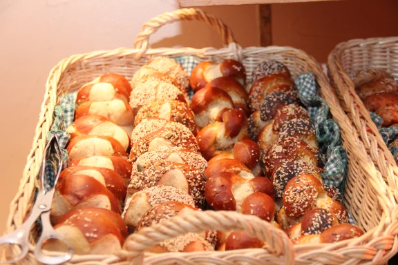 De nombreux pains et petits-pains agrémentent le petit-déjeuner à l'hôtel Bareiss.