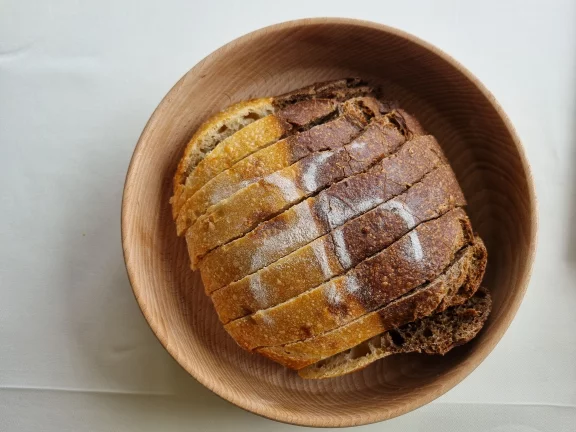 Pain en deux façons : blanc façon baguette et l'autre coté à l'orge malté.