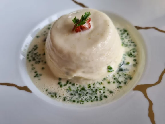 C'est en 1965 que Paul Haeberlin a lancé la mousseline de grenouilles. Le plat est toujours à la carte. 