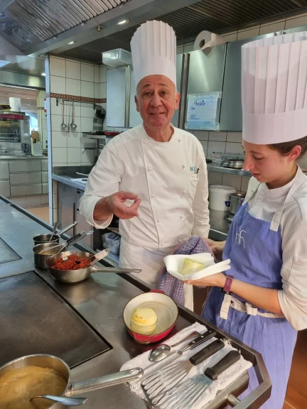 Marc Haeberlin a un oeil sur tout. Il goutte, et rectifie les assaisonnements quand il le juge nécessaire.