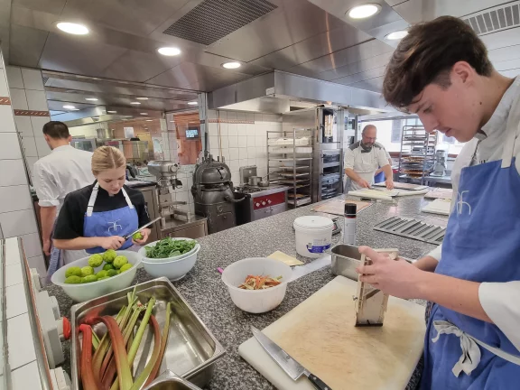 A côté des cuisines, on épluche et on découpe les fruits et les légumes.