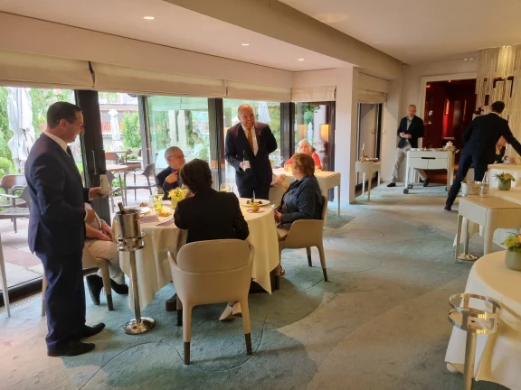 Toutes les salles sont ouvertes sur la rivière.