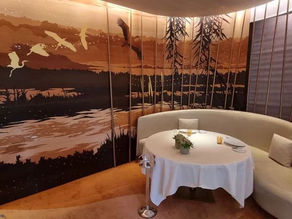 Dans une des salles du restaurant, une marqueterie murale de près de 8 mètres de long.