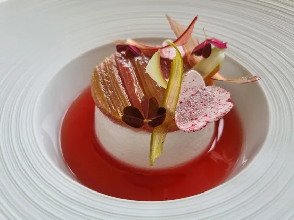 Ile flottante à la rhubarbe, pochée au basilic avec un sorbet au fromage blanc.